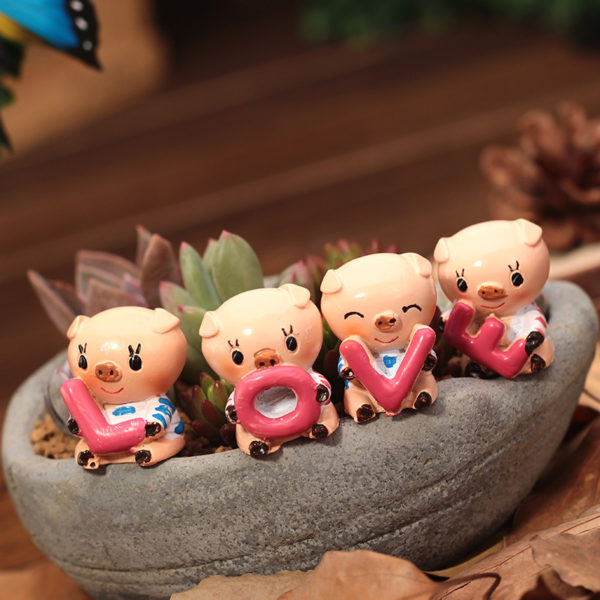 4-piece-LOVE-pig-resin-decoration-Q-version-doll-doll-creative-couple-gifts-resin-desktop-decoration-1